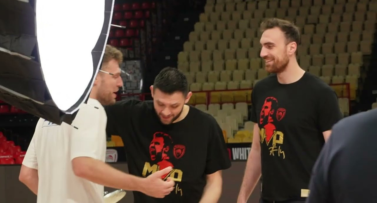 Ο Σάσα Βεζένκοφ δέχεται τα συγχαρητήρια των συμπαικτών του για το βραβείο το MVP της σεζόν/printscreen