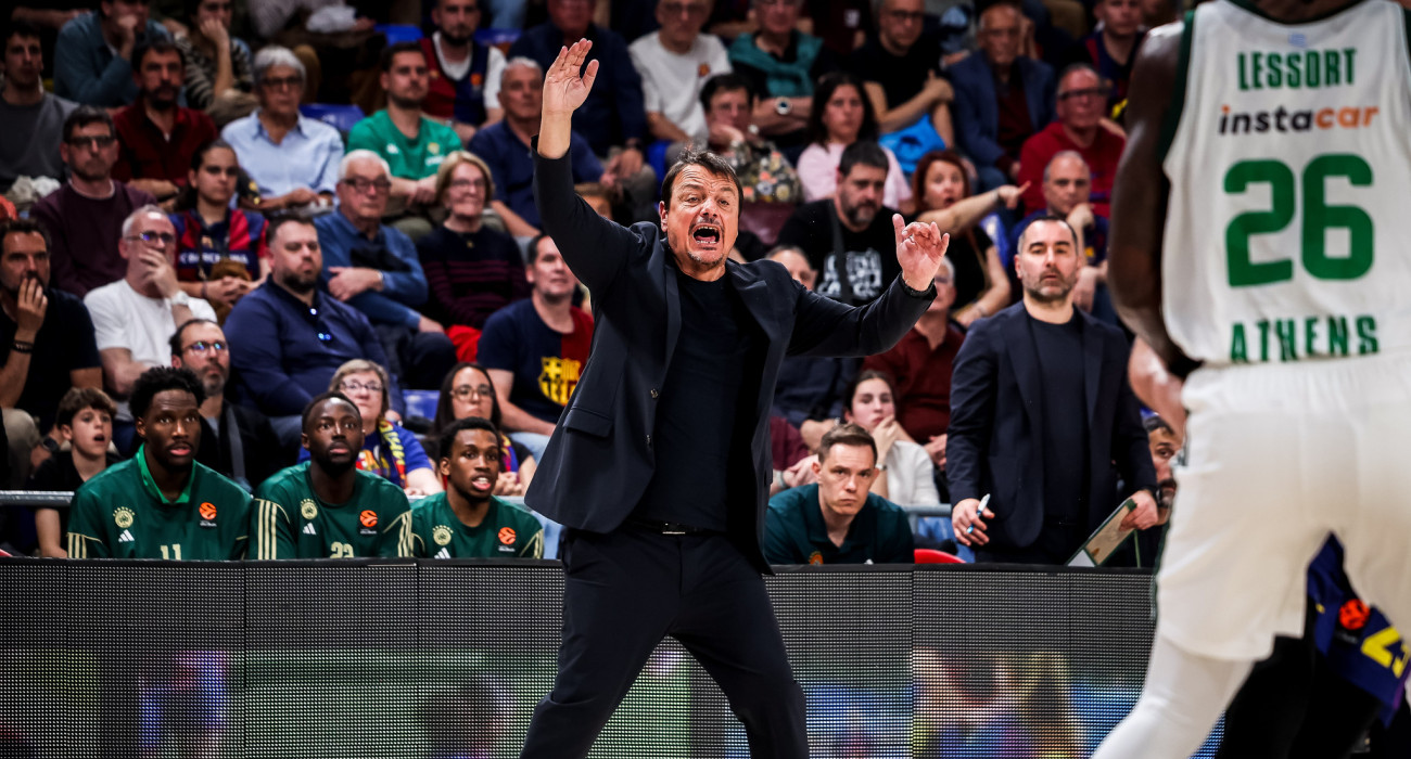 Ο Εργκίν Αταμάν διαμαρτύρεται στο ματς του Παναθηναϊκού με τη Βαλένθια στη Euroleague / Πηγή: Eurokinissi