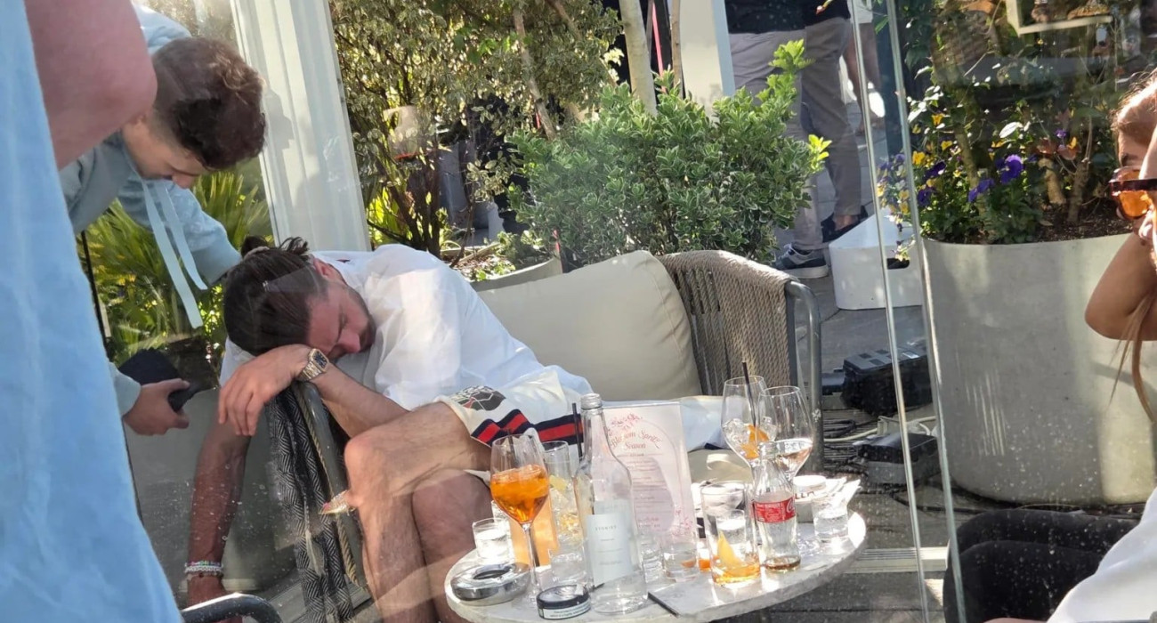 O... κοιμισμένος Τζακ Γκρίλις σε rooftop bar της Αγγλίας / Screenshot