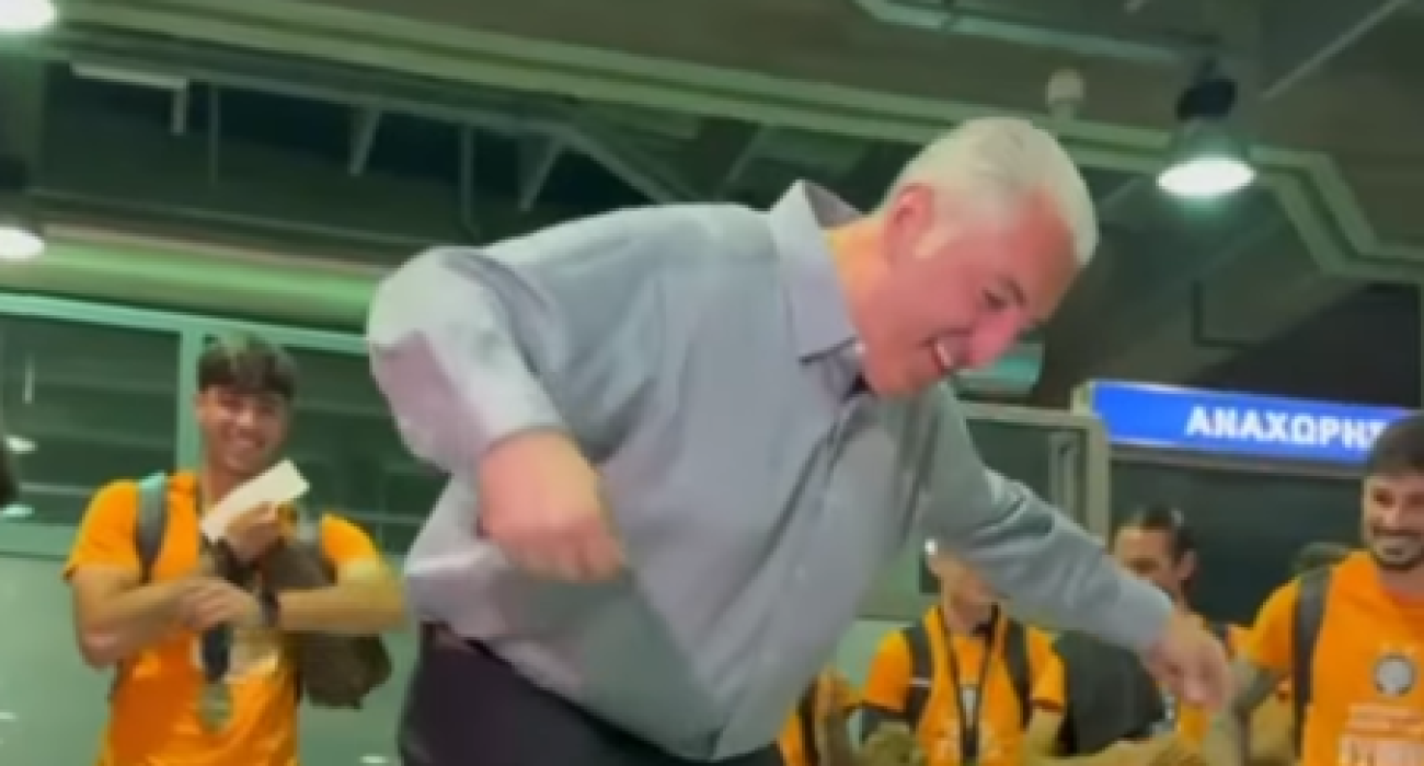 Ο Μιχάλης Μπούσης δίνει... ρεσιτάλ, χορεύοντας ζεϊμπέικικο / Screenshot