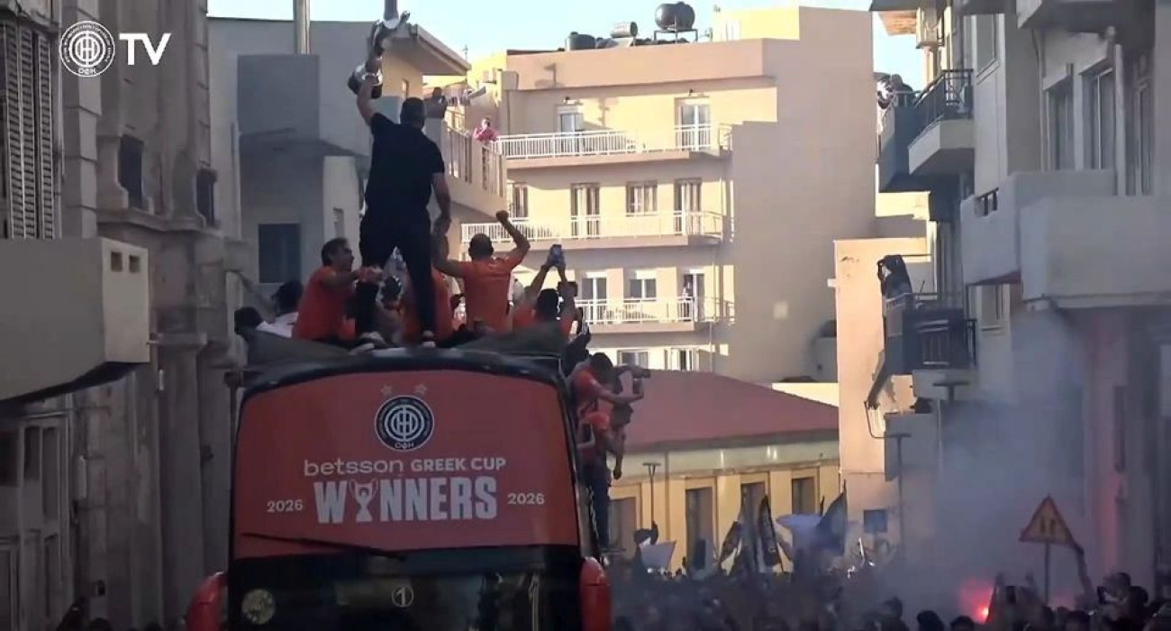 Εκστασιασμένος ο Μπούσης, έφτασε μια ανάσα από μπαλκόνια σπιτιών με το τρόπαιο! (video)