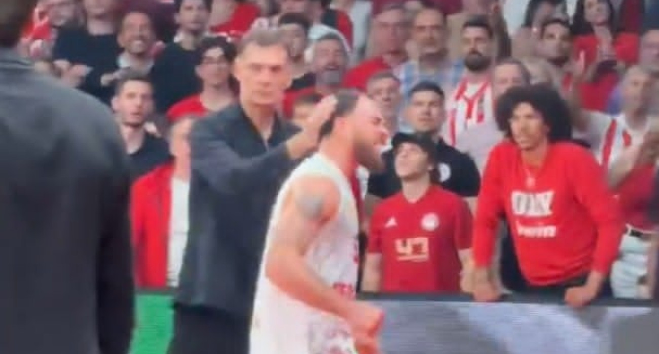 χειρονομία… συμπαράστασης του Μπαρτζώκα στον Τζέιμς / πηγή: screenshot