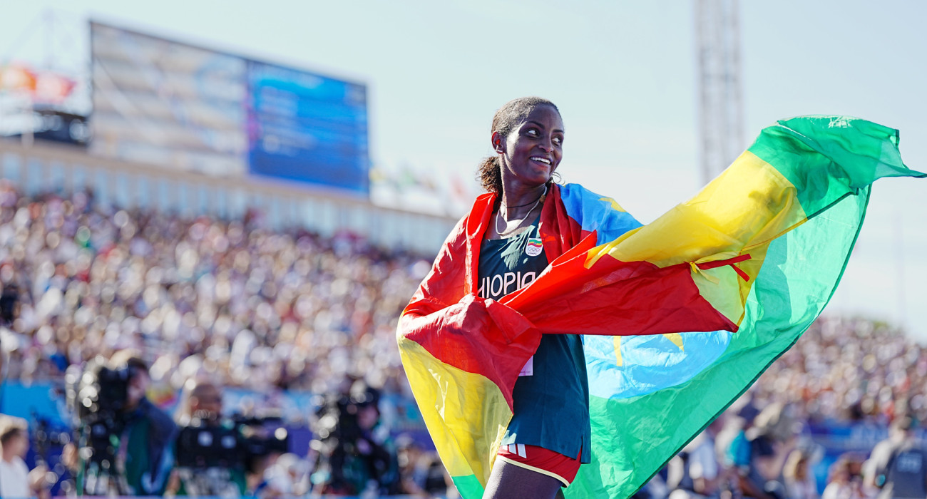 Η Τίγκστ Ασέφα τυλιγμένη με τη σημαία της Αιθιοπίας / Πηγή: Christel Saneh for World Athletics