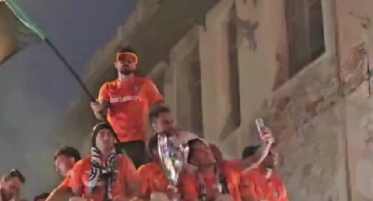 Σημαιοφόρος στην παρέλαση του ΟΦΗ ο Φούντας με γυαλιά του σκι! - Το video του Athletiko