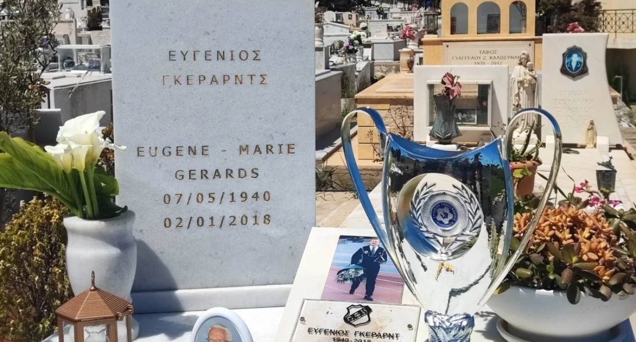 Το τρόπαιο του Κυπέλλου Ελλάδας στον τάφο του Ευγένιου Γκέραρντ