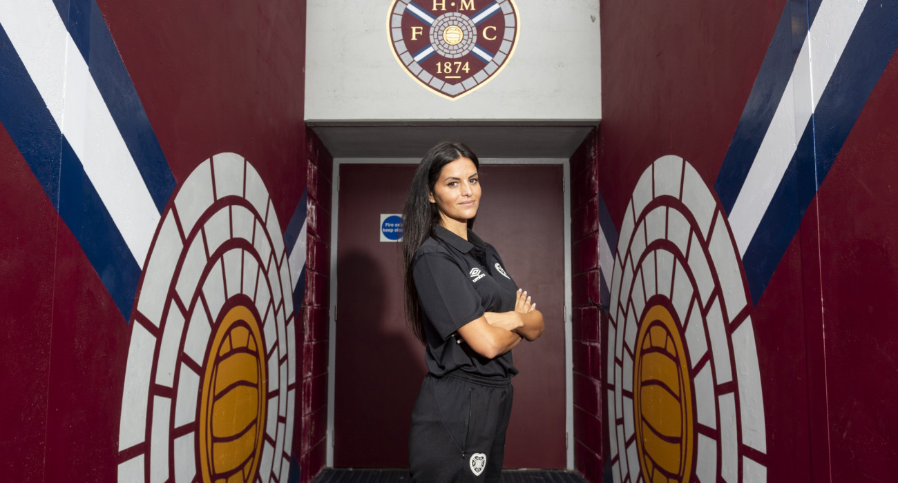 Η εντυπωσιακή Ισπανίδα προπονήτρια της Χαρτς, Έβα Ολίντ / Πηγή: Mark Scates / SNS Group via Getty Images