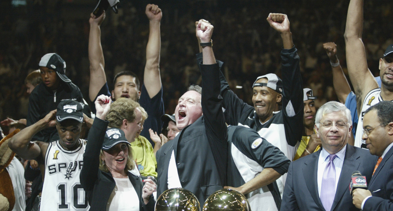 Ο Πιτ Χολτ πανηγυρίζει με τους παίκτες των Σπερς την κατάκτηση του πρωταθλήματος του 2003 / Πηγή: Jed Jacobsohn/Getty Images