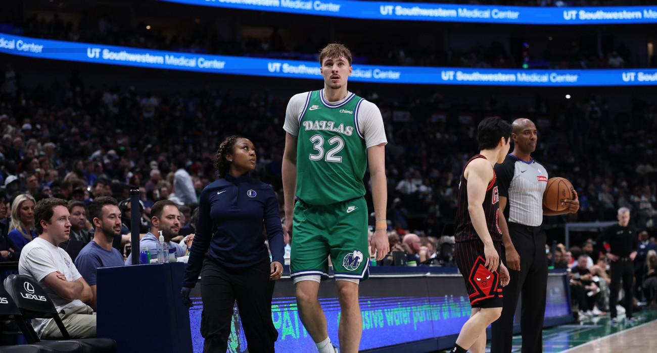 Ο Κούπερ Φλαγκ με τη φανέλα των Ντάλας Μάβερικς/Photo by Stacy Revere/Getty Images