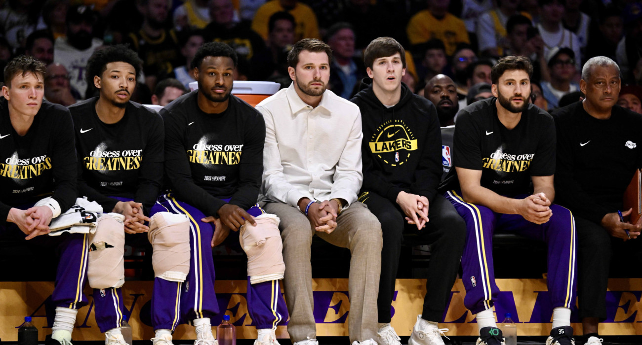 Ο Λούκα Ντόντσιτς με πολιτικά βλέπει το ματς των Λέικερς με τους Ρόκετς/Photo by Keith Birmingham/MediaNews Group/Pasadena Star-News via Getty Images