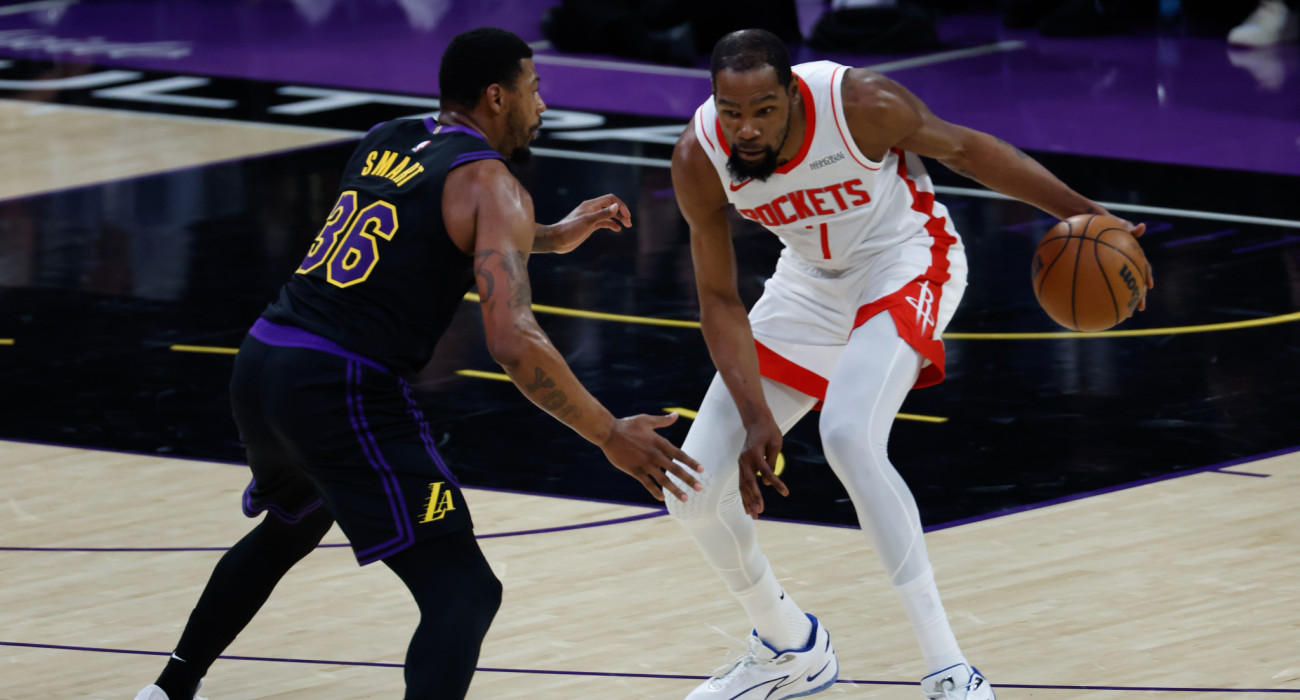 Ο Κέβιν Ντουράντ απέναντι στον Μάρκους Σμαρτ/Photo by Jevone Moore/Icon Sportswire via Getty Images