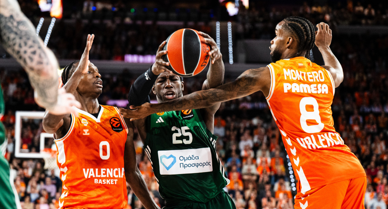 Ο Κέντρικ Ναν διασπά την άμυνα της Βαλένθια / Πηγή: JM Casares/Euroleague Basketball via Getty Images