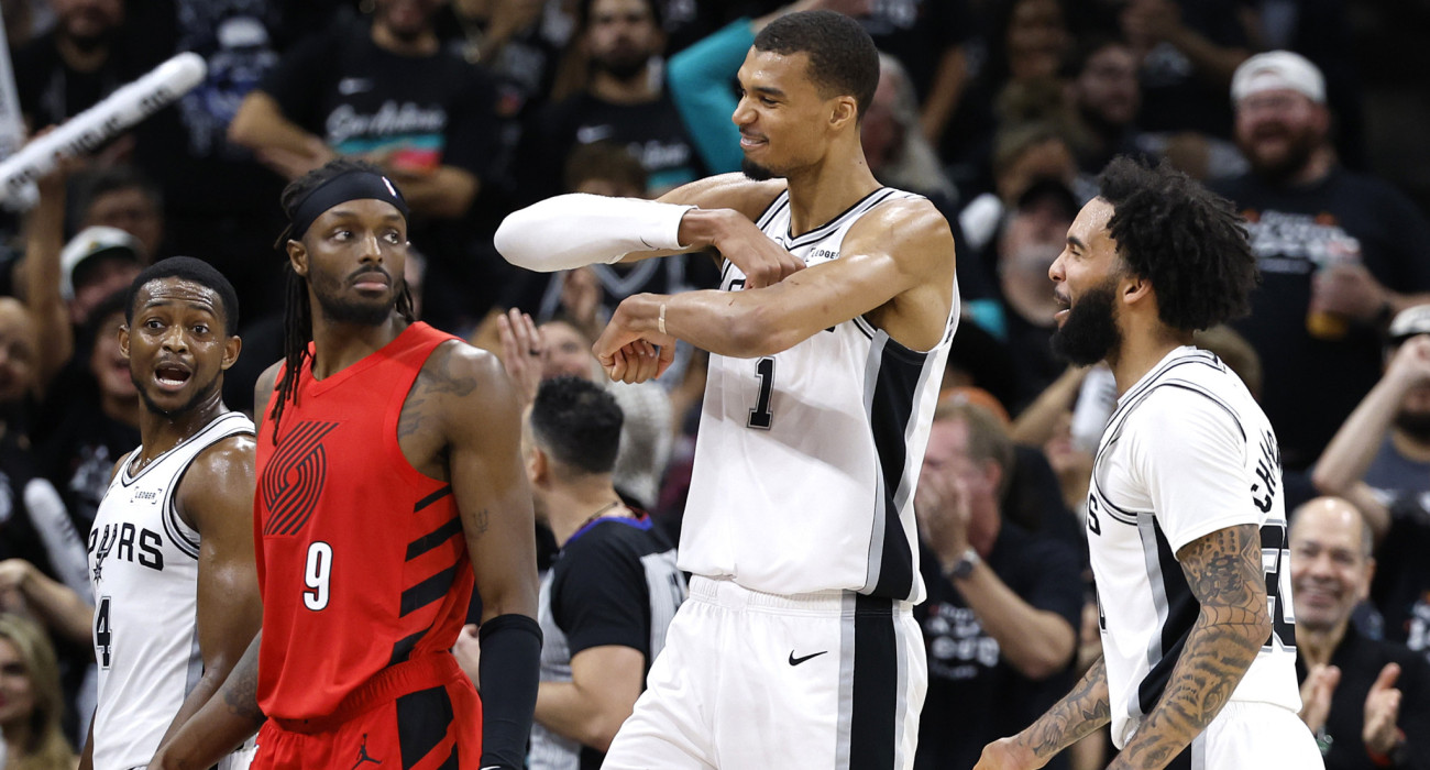 Ο Βίκτορ Γουεμπανιαμά στο ματς των Σεπρς με τους Μπλέιζερς/Photo by Ronald Cortes/Getty Images