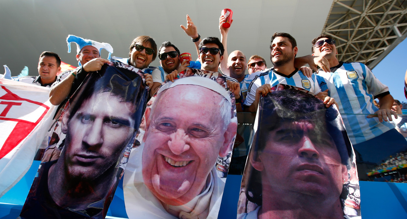 Ο εκλιπών Πάπας Φραγκίσκος δεν έπαιζει ποδόσφαιρο όπως ο Μέσι και ο Μαραντόνα, αλλά ήξερε από ποδόσφαιρο / Πηγή: Clive Rose / Getty Images