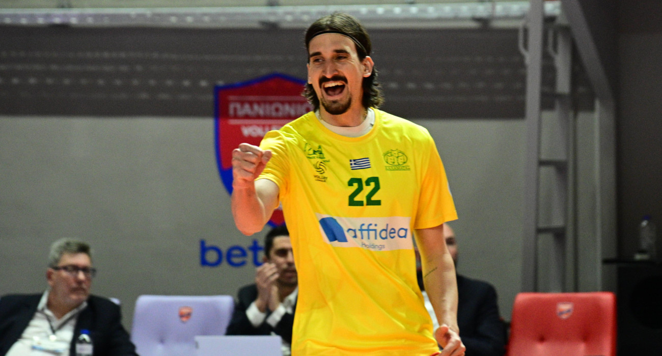 O Κρίστοφ Χόρβαθ πανηγυρίζει στον αγώνα της Καλαμάτας 80 κόντρα στον Πανιώνιο για τις θέσεις 5-7 στη Novibet Volley League / Πηγή: Eurokinissi