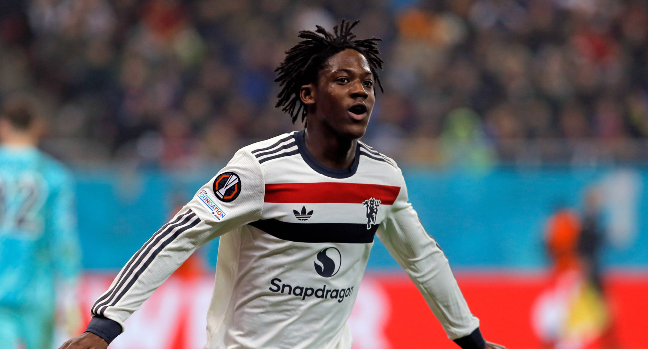 Ο Κόμπι Μέινου πανηγυρίζει με τη φανέλα της Μάντσεστερ Γιουνάιτεντ / Πηγή: Imago