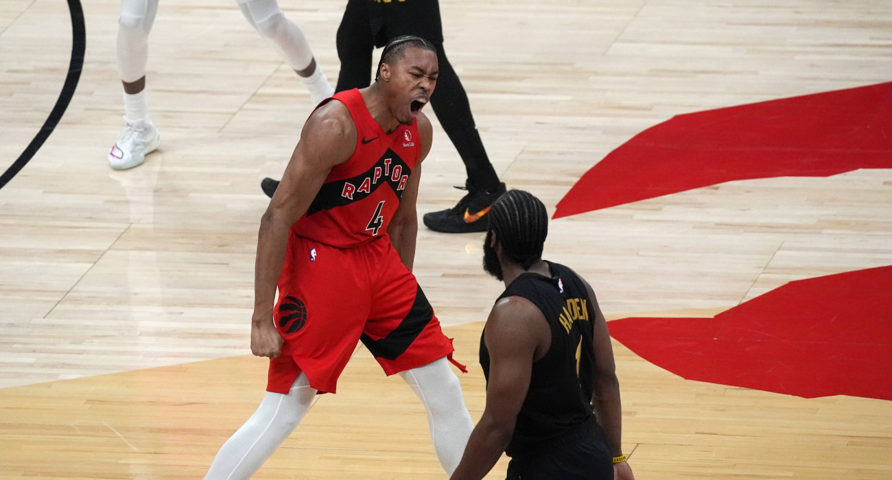 Ο Σκότι Μπαρνς πανηγυρίζει μπροστά στον Τζέιμς Χαρντεν / πηγή: IMAGO