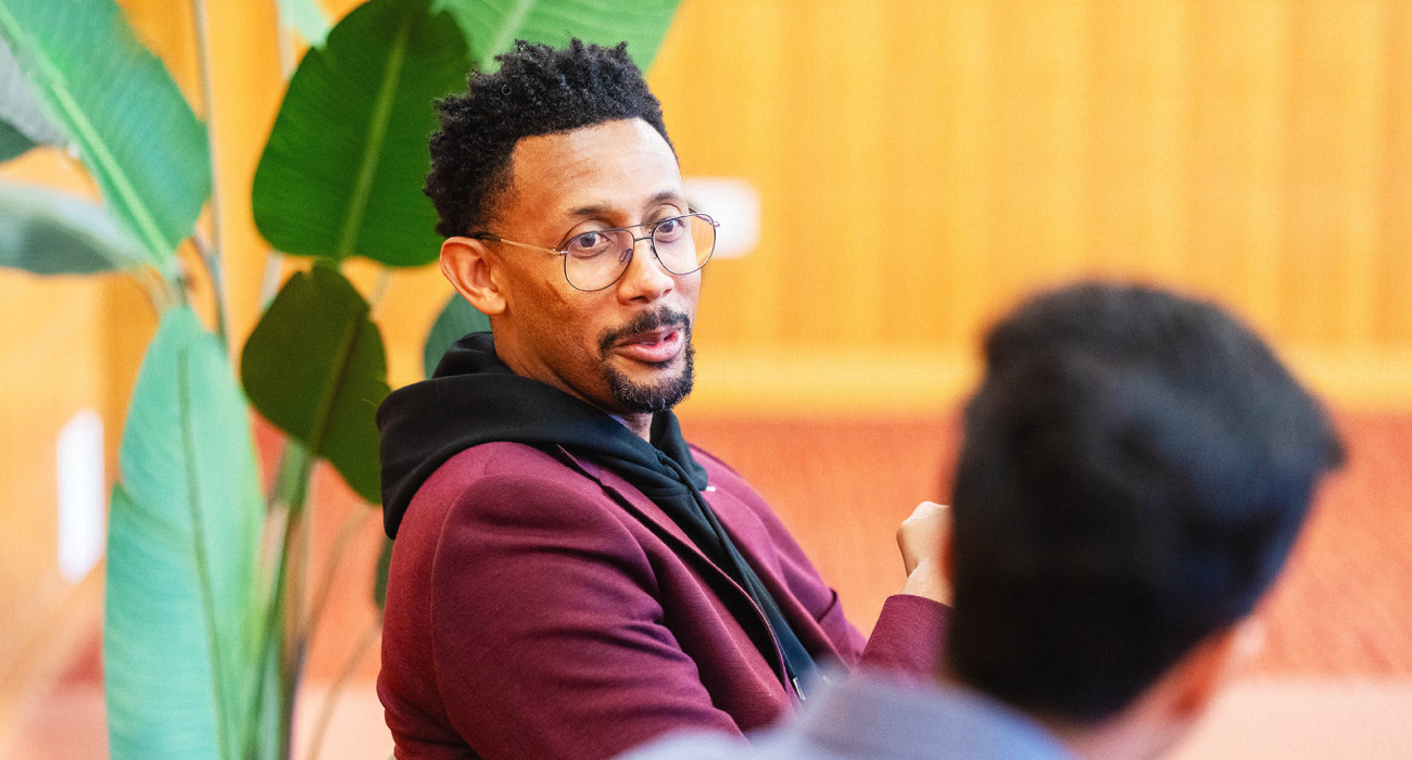 Ο Τζος Τσίλντρες σε μία επίσκεψή του στο Πανεπιστήμιο του Στάνφορντ τον Απρίλιο του 2026 / Πηγή: Stanford University