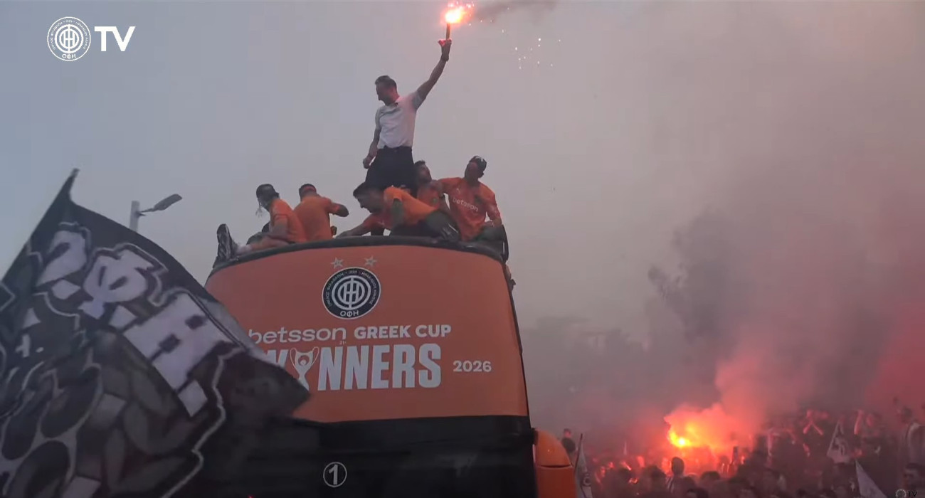 Ο Κόντης με καπνογόνο στην οροφή του πούλμαν! - Τι ζήτησε από τους οπαδούς του ΟΦΗ (video)