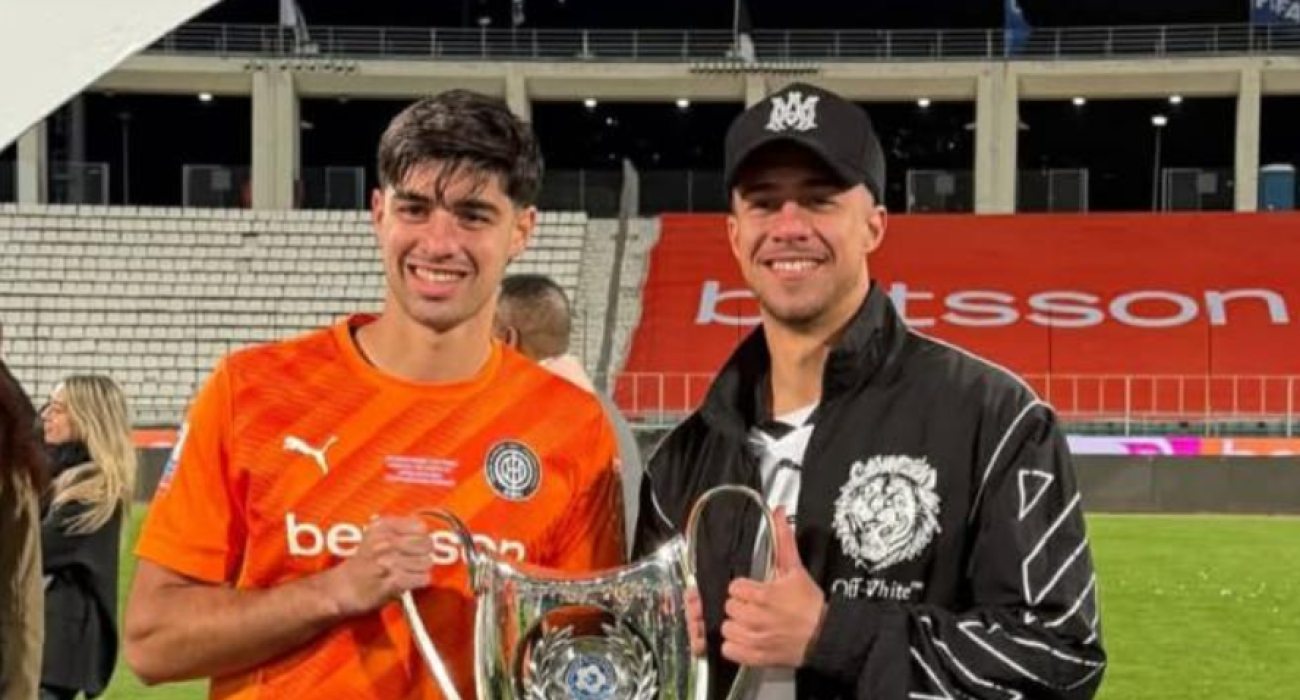 Ο Μπάμπης Κωστούλας με τον αδερφό του, Κωνσταντίνο παρέα με το τρόπαιο / Screenshot