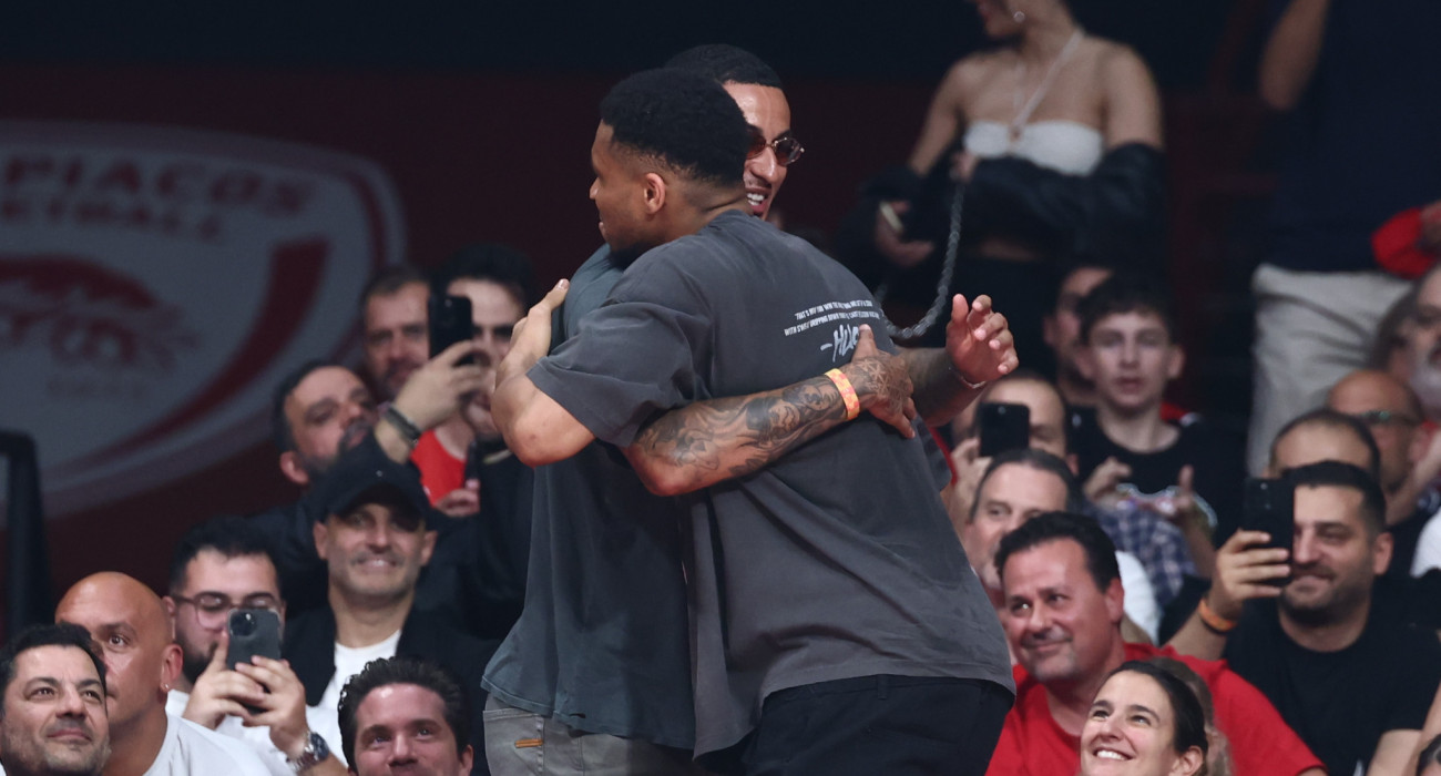 Κάιλ Κούζμα και Γιάννης Αντετοκούνμπο αγκαλιάζονται στο ΣΕΦ στον αγώνα του Ολυμπιακού με τη Μονακό / Πηγή: Eurokinissi