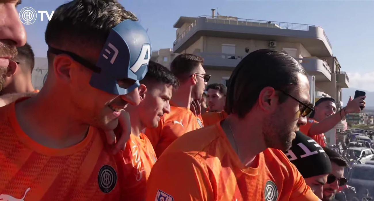 Ο... captain America Λαμπρόπουλος στο Trophy Parade του ΟΦΗ / screenshot