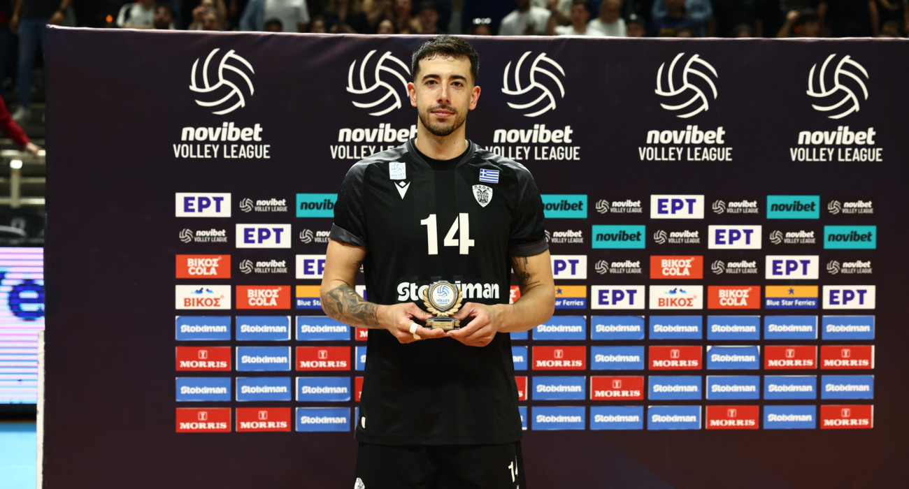 Ο Μάρκος Γαλιώτος με το βραβείο του MVP στον αγώνα του ΠΑΟΚ με τον Παναθηναϊκό στη Novibet Volley League / Πηγή: Eurokinissi