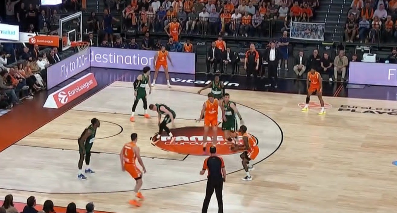 Η φάση που ο Ζαν Μοντέρο κάνει  ankle break στον Μάριους Γκριγκόνις