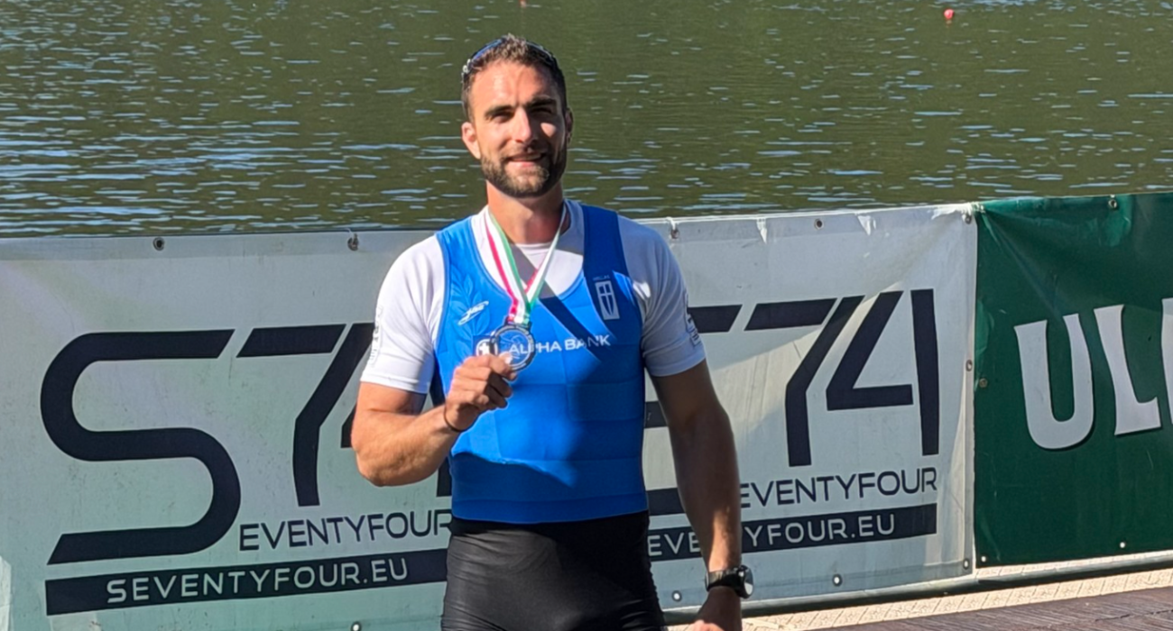 Ο Στέφανος Ντούσκος με το χρυσό μετάλλιο στη ρεγκάτα του Πιεντιλούκο / Πηγή: ΕΚΟΦΝΣ