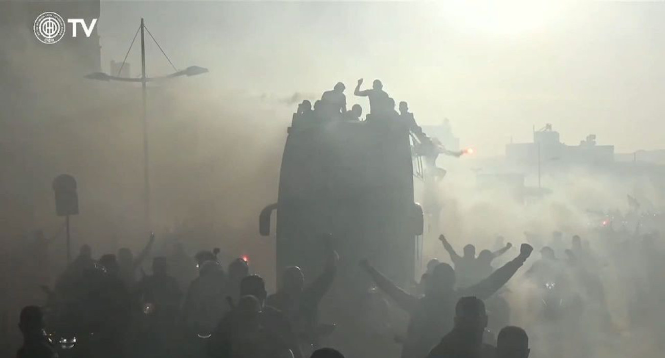 «Χάθηκε» το πούλμαν του ΟΦΗ μέσα στους καπνούς - Εντυπωσιακές εικόνες από το Trophy Parade (video)