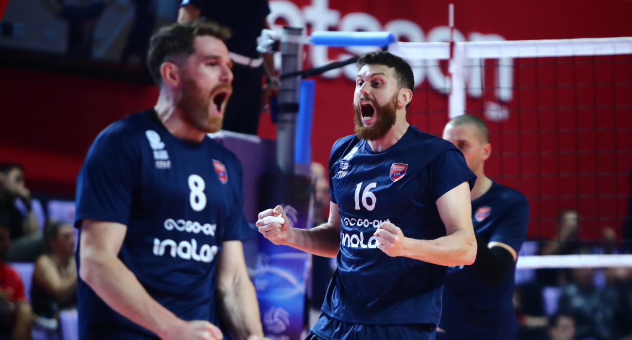 Ο Νίκος Παλέντζας (αριστερά) κι ο Γκάμπριελ Αντράντε (δεξιά) πανηγυρίζουν στον αγώνα του Πανιωνίου με τον Ολυμπιακό / Πηγή: Eurokinissi