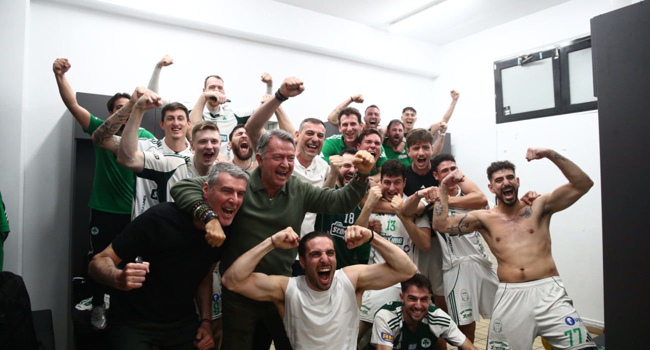 Η ομάδα βόλεϊ ανδρών του Παναθηναϊκού πανηγυρίζει την back to back κατάκτηση της Novibet Volley League / Πηγή: Eurokinissi