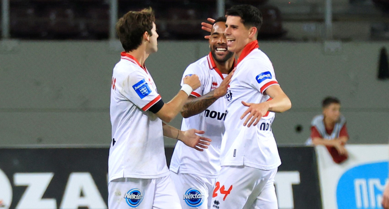 Ριέρα, Τεϊσέιρα και Δοϊρανλής πανηγυρίζουν το γκολ του Πανσερραϊκού / Πηγή: Intime