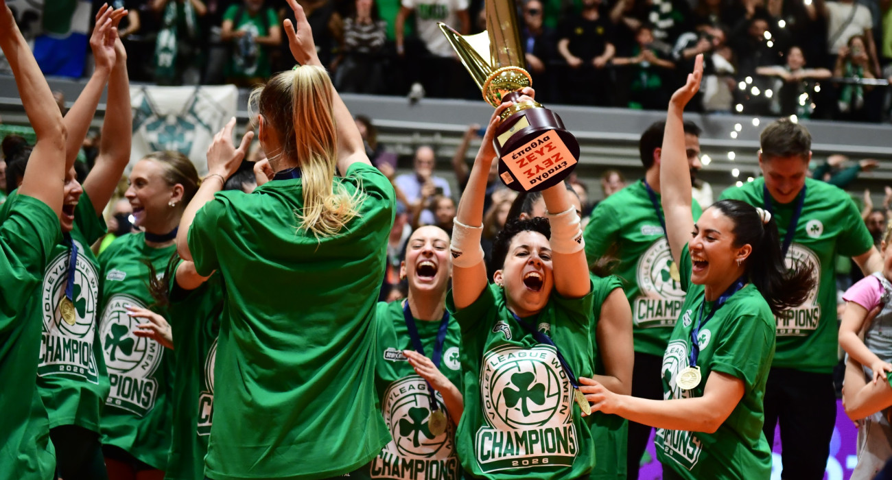 Η Πένυ Ρόγκα σηκώνει το τρόπαιο της Volley League Γυναικών και πανηγυρίζει με τις συμπαίκτριές της στο Μετς / Πηγή: Eurokinissi