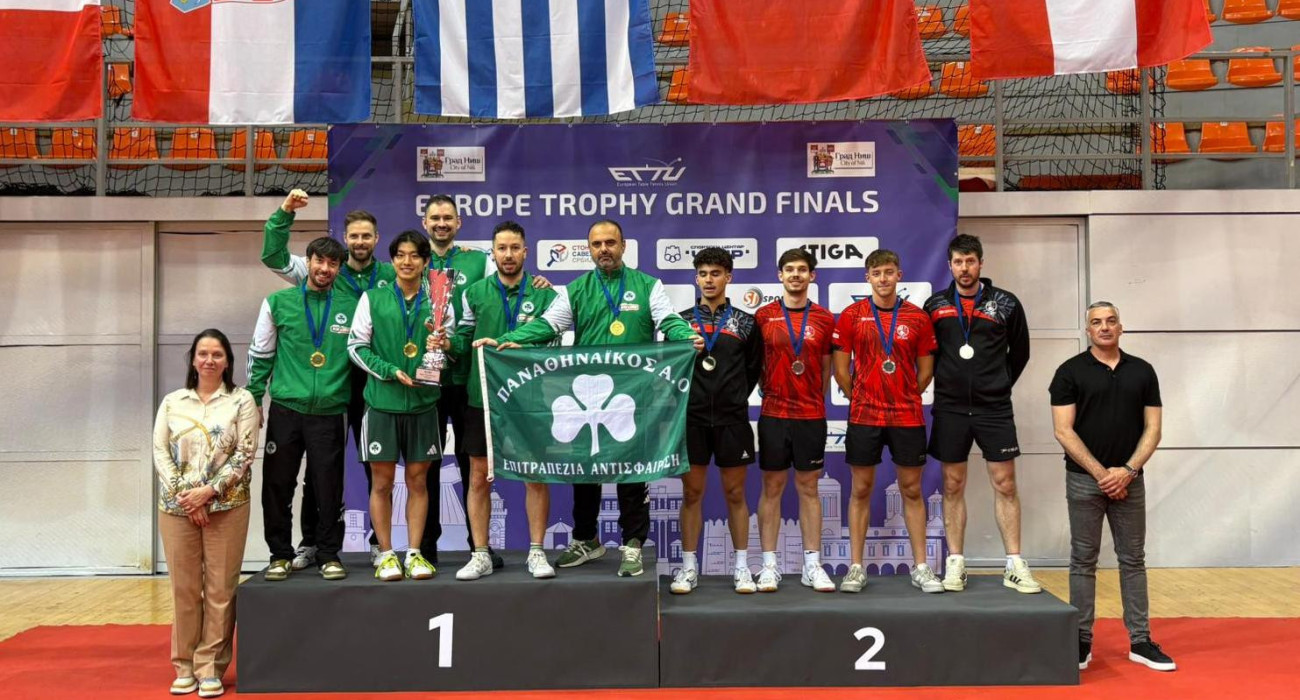 Η ομάδα ανδρών πινγκ-πονγκ του Παναθηναϊκού με το Europe Trophy / Πηγή: Pao1908