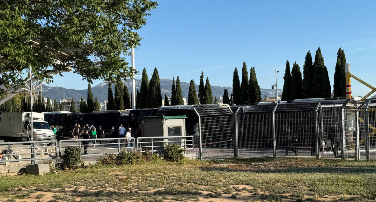 Ισχυρές αστυνομικές δυνάμεις έξω από τα αποδυτήρια της Βαλένθια
