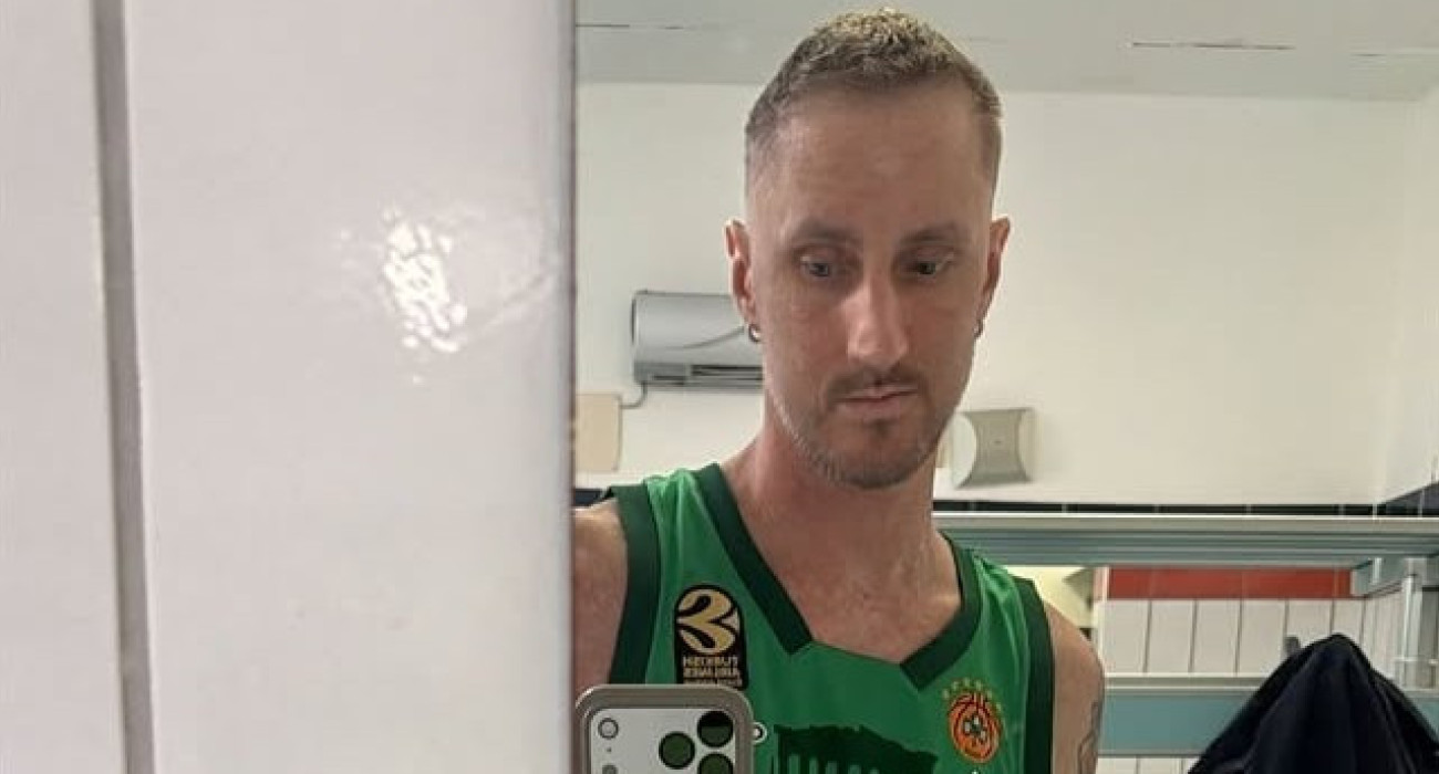 Ο Ακίλε Πολονάρα με τη φανέλα του Κέντρικ Ναν