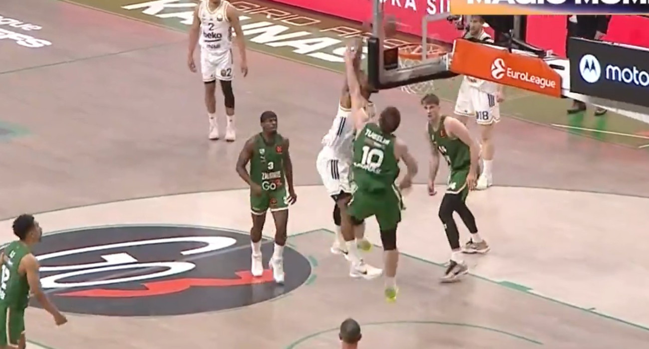 Ο Κρις Σίλβα σε poster-dunk με τον Τουμπέλις / πηγή: Screenshot