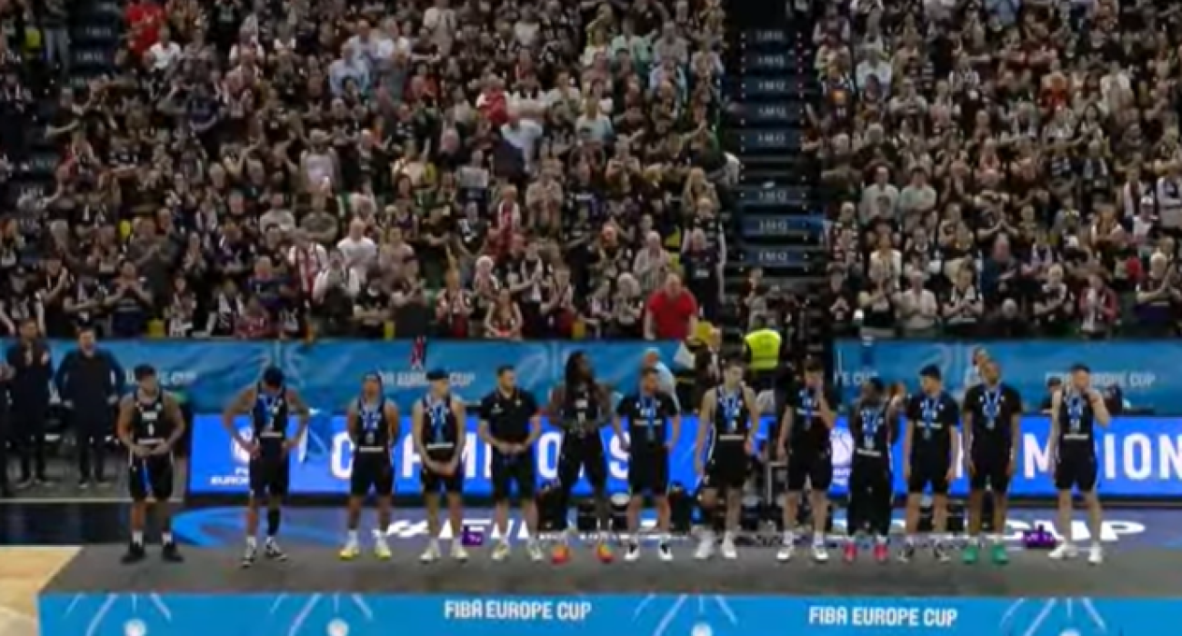 Η αποθέωση στον ΠΑΟΚ από όσους βρέθηκαν στον τελικό του Μπιλμπάο / Screenshot