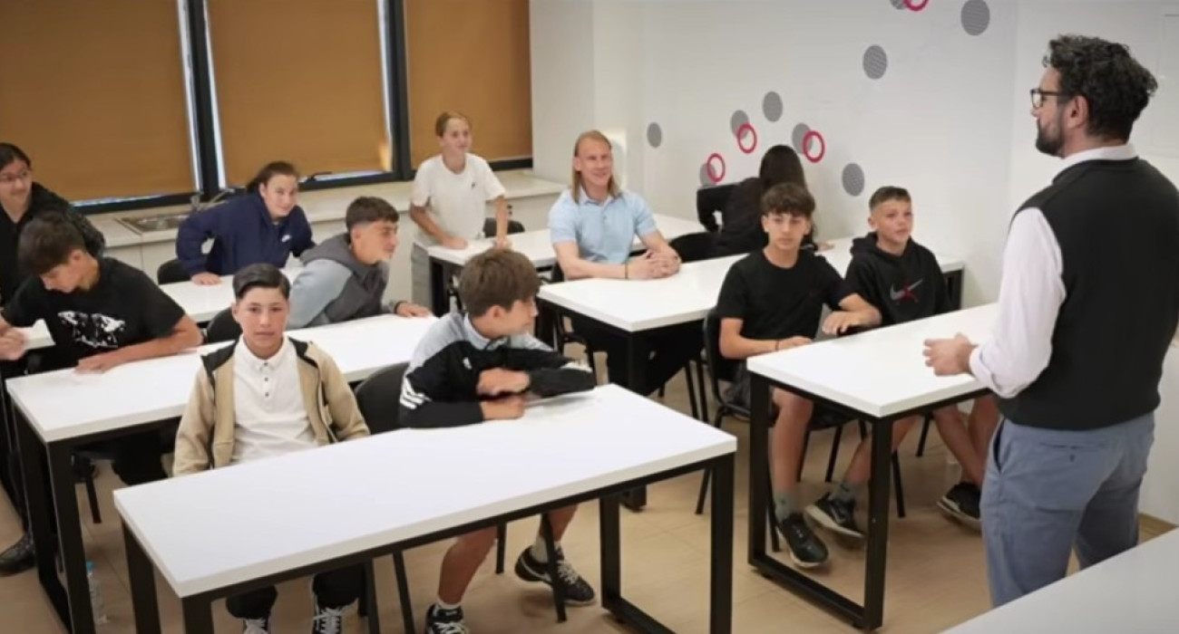 Ο Ντομαγκόι Βίντα με μικρούς μαθητές που εξετάζονται σε ύλη... ΑΕΚ / Screenshot