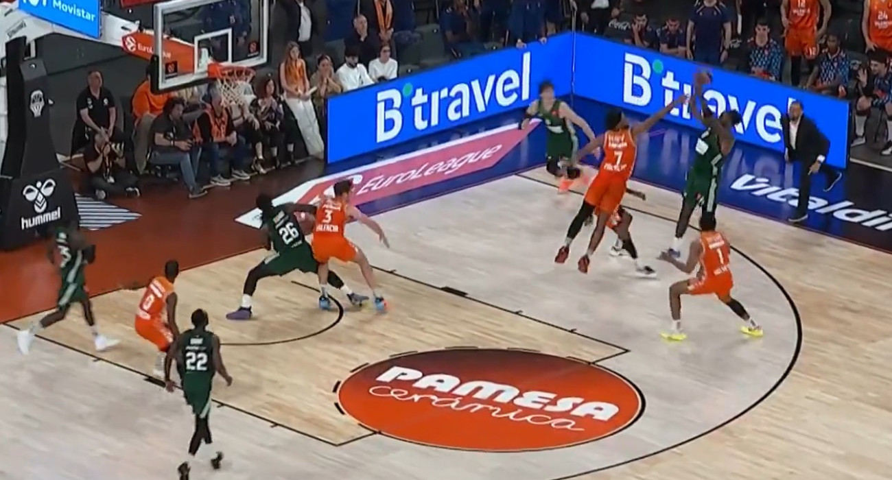 Η στιγμή που ο Νάιτζελ Χέιζ-Ντέιβις «εκτελεί» τη Βαλένθια / Screenshot