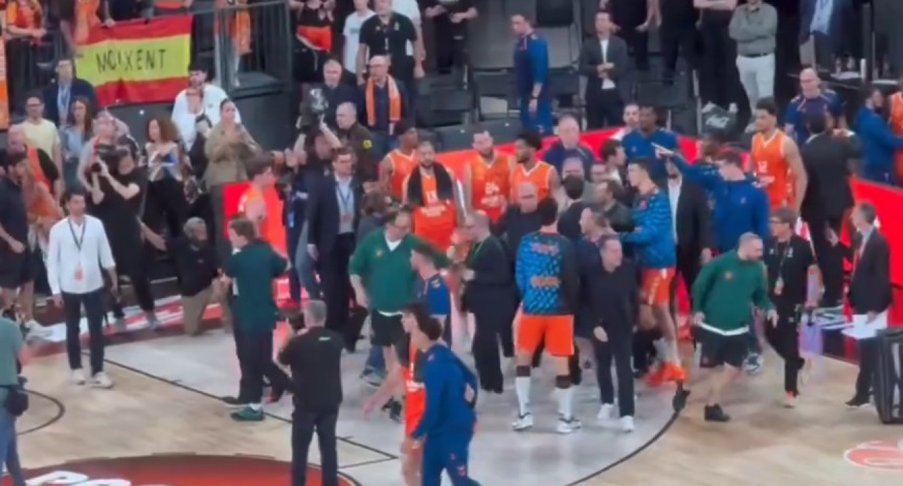 Η στιγμή της μεγάλης έντασης αμέσως μετά το φινάλε / Screenshot