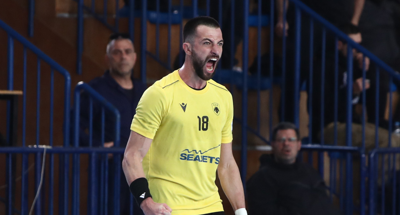 Ο Γκιγιέρμε Τοριάνι πανηγυρίζει στους ημιτελικούς της ΑΕΚ κόντρα στον ΠΑΟΚ για τη Handball Premier / Πηγή: Eurokinissi