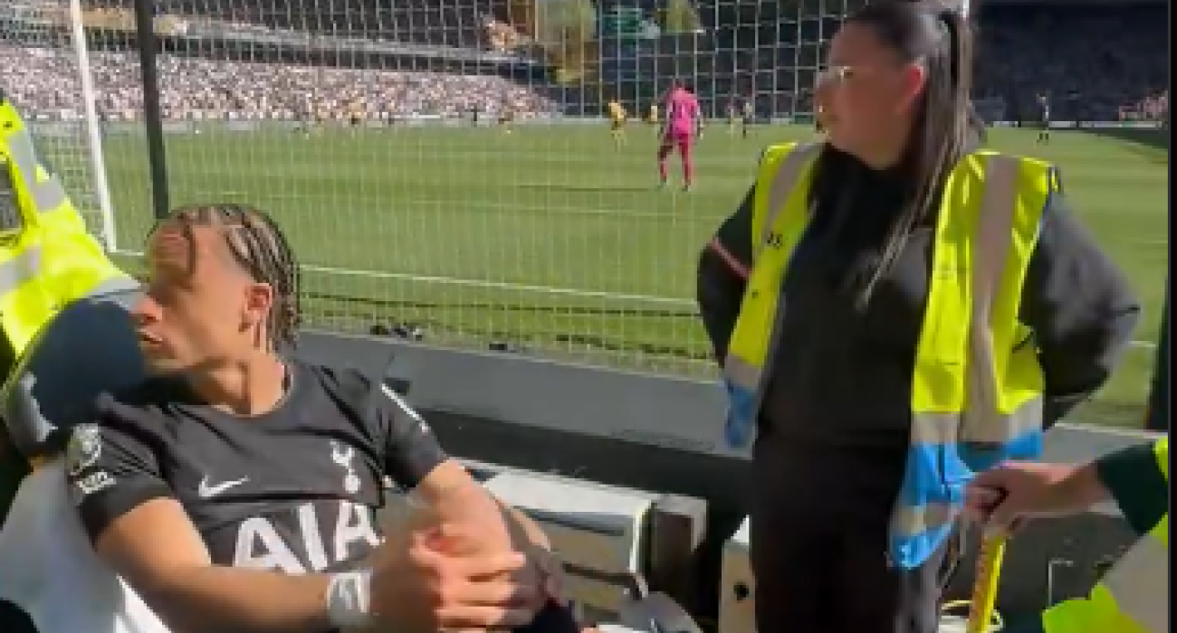 Ο Τσάβι Σίμονς έξαλλος με οπαδό της Γουλβς, μιλώντας... γαλλικά / Screenshot