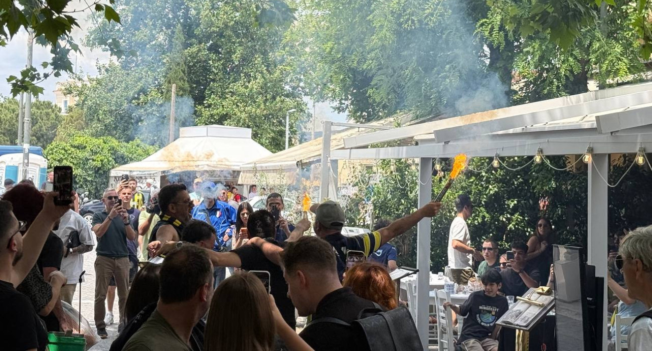 Οι οπαδοί της Φενέρ δίνουν τον δικό τους τόνο στο κέντρο της Αθήνας