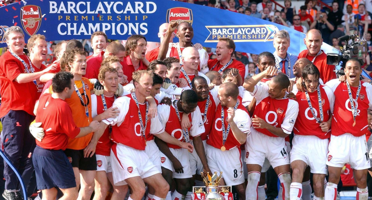 Οι «Invincibles» της Άρσεναλ πανηγυρίζουν το πρωτάθλημα της Premier League το 2004 / Πηγή: Eurokinissi