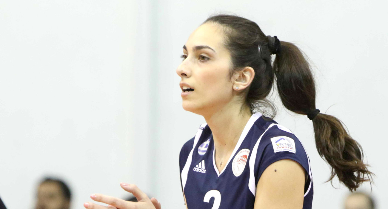 Η Μανωλίνα Κωνσταντίνου με τα χρώματα του Ολυμπιακού / Πηγή: Eurokinissi