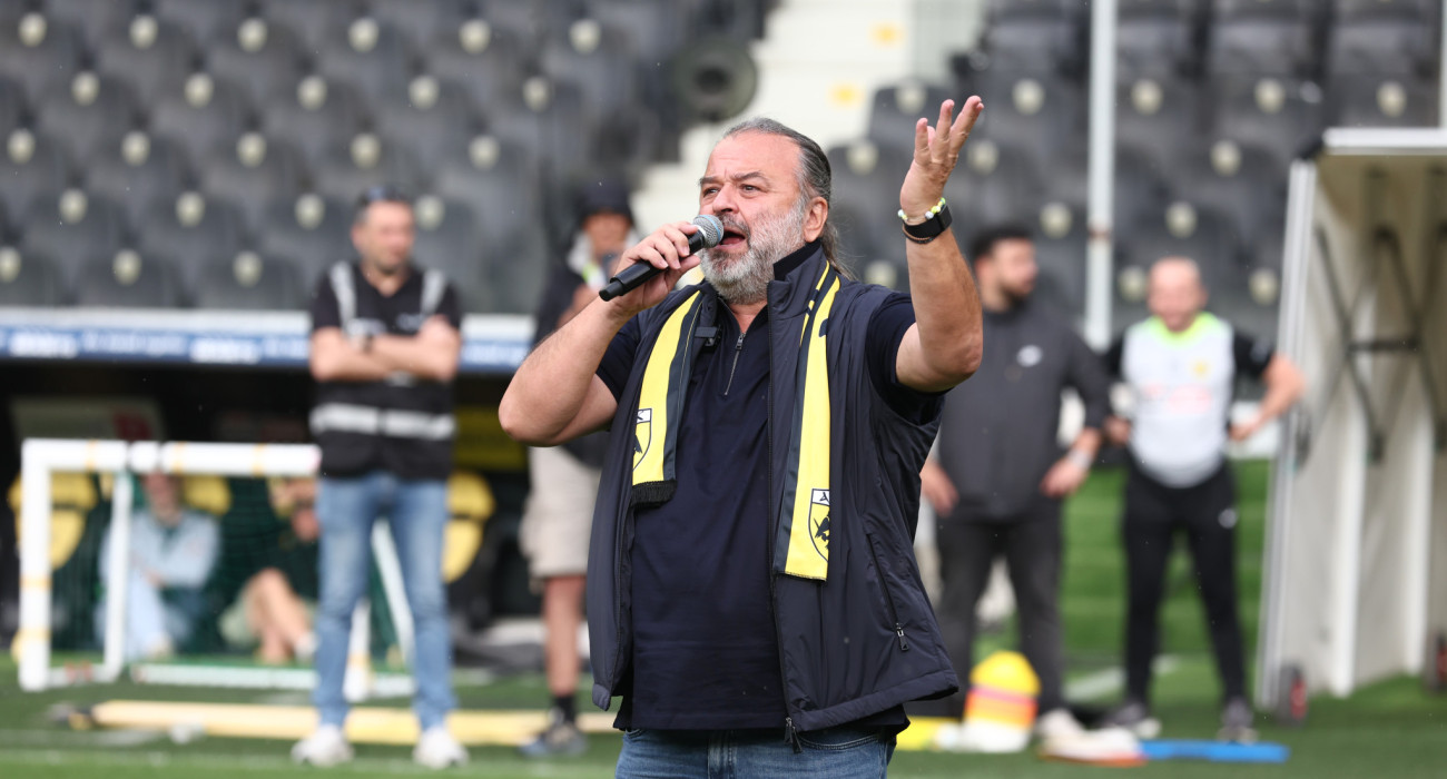 Ο Μάριος Ηλιόπουλος στην ανοιχτή προπόνηση της ΑΕΚ / Πηγή: Intime