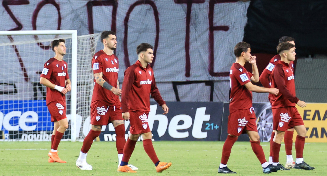 Οι παίκτες της ΑΕΛ Novibet αποχωρούν απογοητευμένοι / Πηγή: Intime