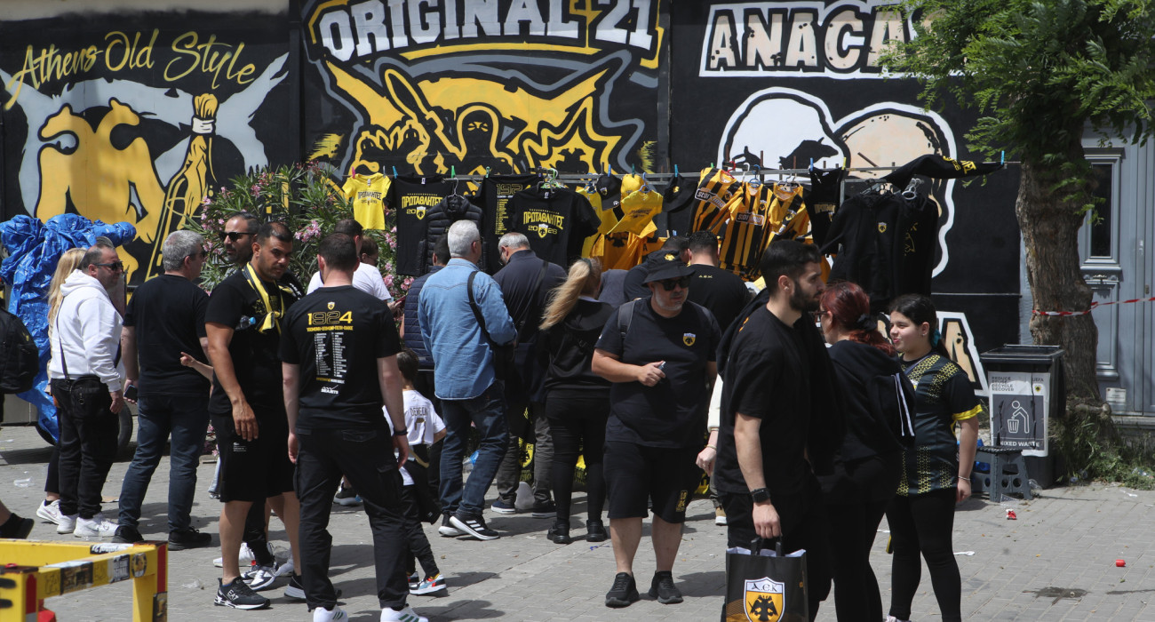 Φίλοι της ΑΕΚ έχουν στήσει πάρτι έξω από την «Allwyn Arena» / Πηγή: Intime