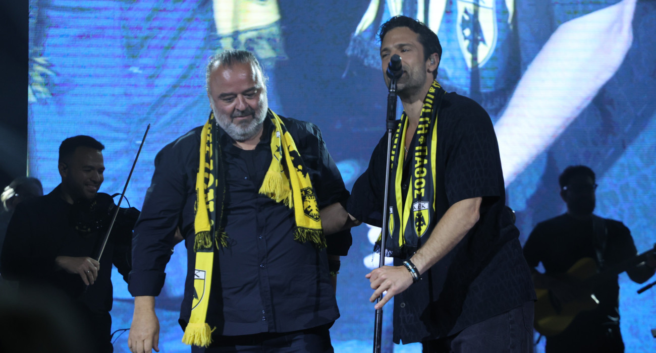 Ο Μάριος Ηλιόπουλος μαζί με τον Κωνσταντίνο Αργυρό στο γλέντι τίτλου της ΑΕΚ / Πηγή: InTime